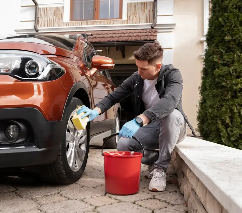 Lavage auto à domicile Pigna : professionnel intervenant sur un véhicule